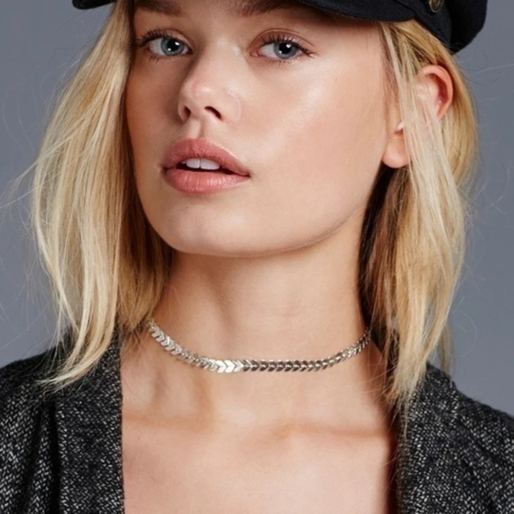 3/$30 🤍 Silver Sequin Choker Necklace